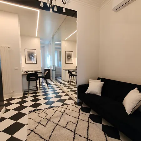 Black And White In Downtown With Ac, Wifi And Subway M1 M2 Airoport Connected, Station Milan