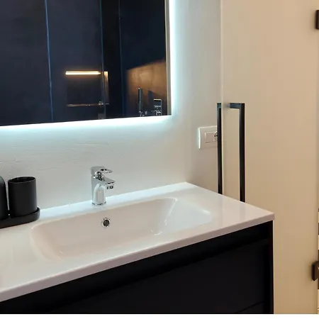 Black And White In Downtown With Ac, Wifi And Subway M1 M2 Airoport Connected, Station Apartment