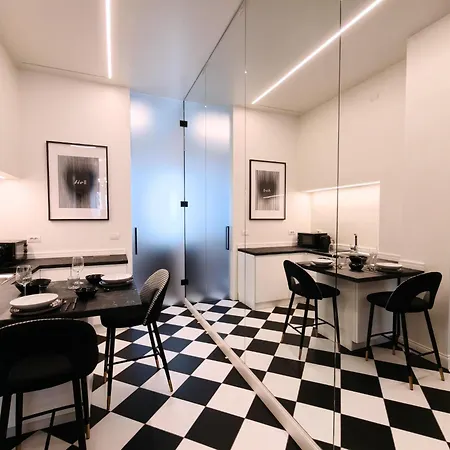 Black And White In Downtown With Ac, Wifi And Subway M1 M2 Airoport Connected, Station Apartment *