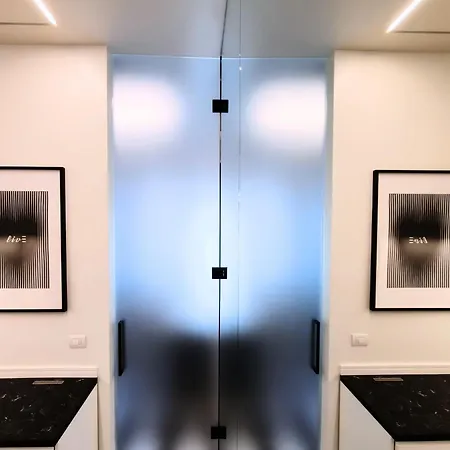 Black And White In Downtown With Ac, Wifi And Subway M1 M2 Airoport Connected, Station