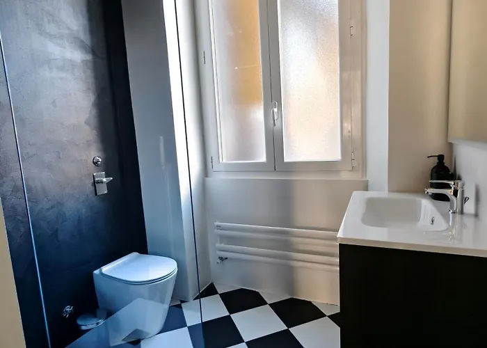 Black And White In Downtown With Ac, Wifi And Subway M1 M2 Airoport Connected, Station * Милан