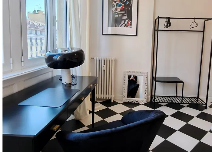 Black And White In Downtown With Ac, Wifi And Subway M1 M2 Airoport Connected, Station *