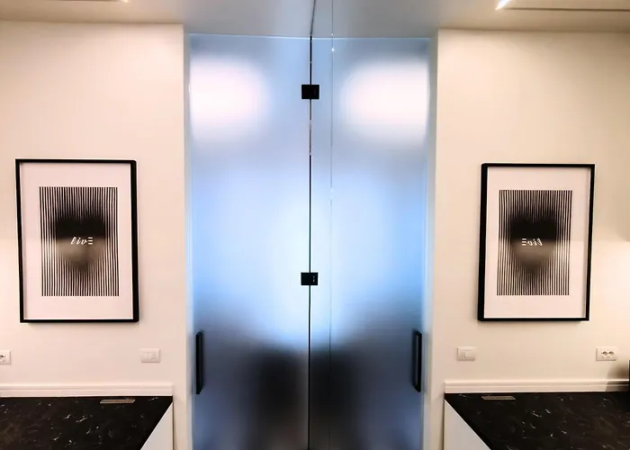 Black And White In Downtown With Ac, Wifi And Subway M1 M2 Airoport Connected, Station